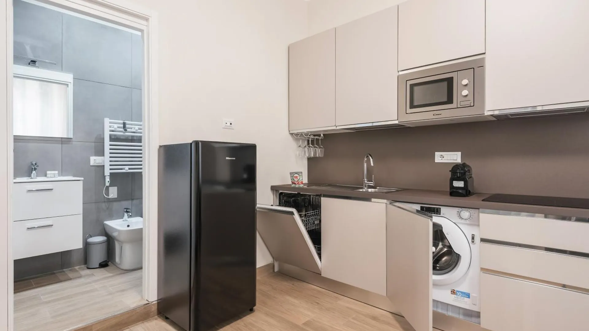 Апартаменты Appartamento Fino A 17 Persone In Centro A 17 Minuti A Piedi Da Piazza Di Spagna Рим