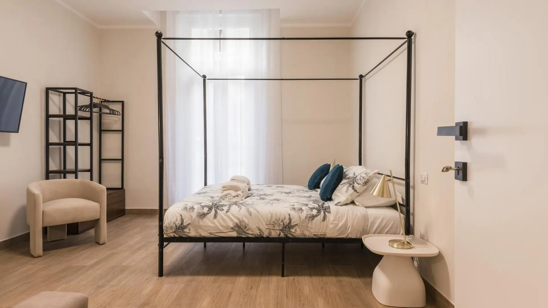 Апартаменты Appartamento Fino A 17 Persone In Centro A 17 Minuti A Piedi Da Piazza Di Spagna Рим