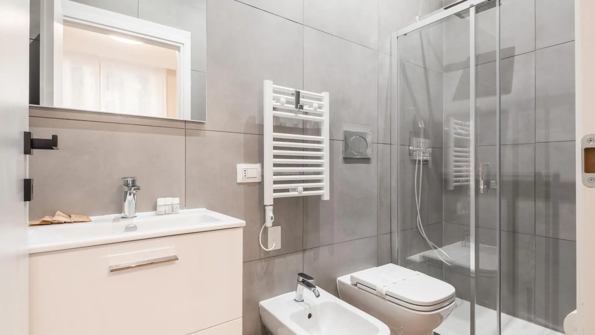 Апартаменты Appartamento Fino A 17 Persone In Centro A 17 Minuti A Piedi Da Piazza Di Spagna Рим