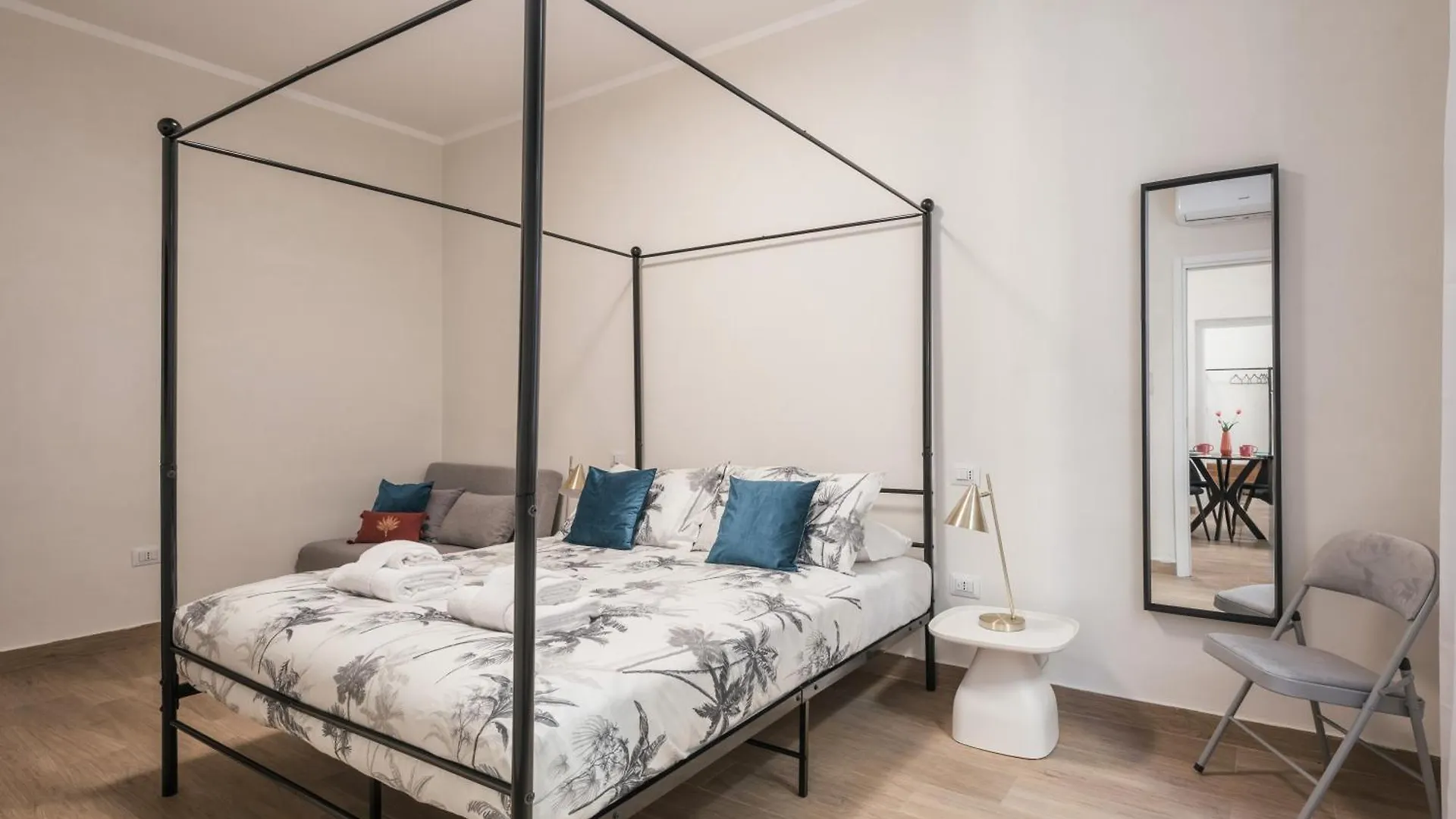 Appartamento Fino A 17 Persone In Centro A 17 Minuti A Piedi Da Piazza Di Spagna Rome Apartment